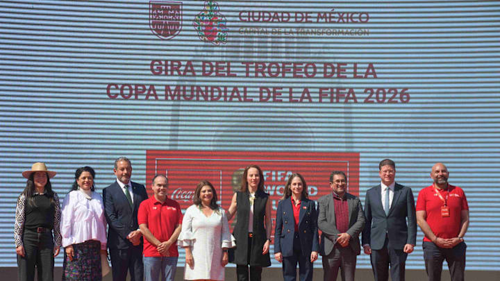 La Jefa de Gobierno, Clara Brugada (centro), junto a la representante de México para el Mundial 2026, Gabriela Cuevas y parte del gabinete. 