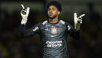 Hugo Souza é um dos desfalques do Corinthians para o confronto diante do Vitória