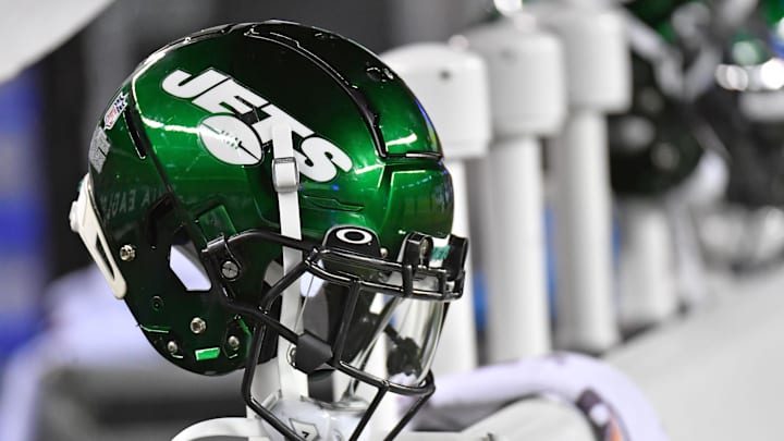 Aug 12, 2022; Philadelphia, Pennsylvania, USA; New York Jets helmet on the sidelines against the Philadelphia Eagles at Lincoln Financial Field. Mandatory Credit: Eric Hartline-Imagn Images Aug 12, 2022; Philadelphia, Pennsylvania, USA; New York Jets helmet on the sidelines against the Philadelphia Eagles at Lincoln Financial Field. Mandatory Credit: Eric Hartline-Imagn Images