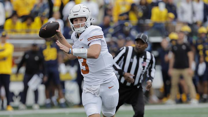 Texas Longhorns quarterback Quinn Ewers (3) 