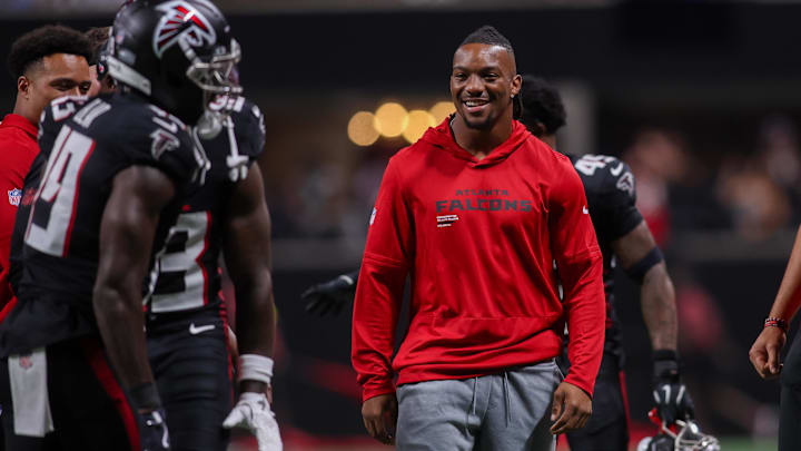 Aug 8, 2025; Atlanta, Georgia, USA; Atlanta Falcons running back Bijan Robinson (7) reacts after a touchdown by wide receiver Chris Blair (19) against the Detroit Lions in the second quarter at Mercedes-Benz Stadium. Mandatory Credit: Brett Davis-Imagn Images
