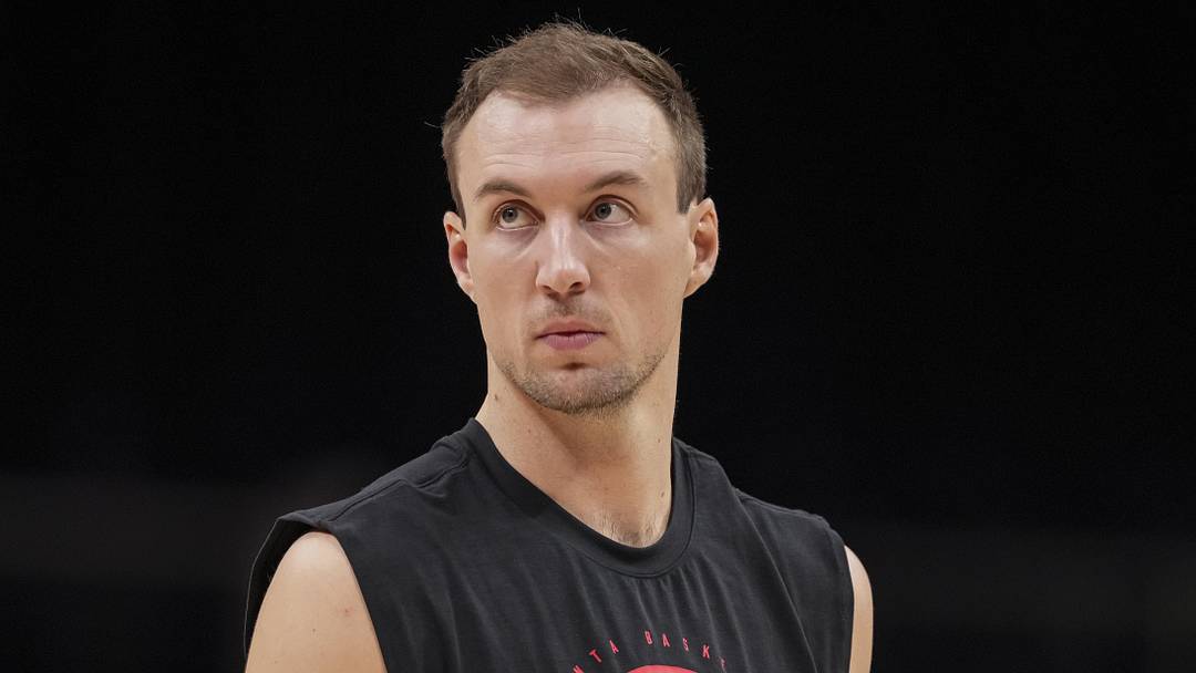 Atlanta Hawks guard Luke Kennard (3) warms up on the court prior to the game against the Minnesota Timberwolves at State Farm Arena on December 31, 2025. Atlanta Hawks guard Luke Kennard (3) warms up on the court prior to the game against the Minnesota Timberwolves at State Farm Arena on December 31, 2025.
