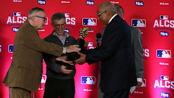 Larry Dolan, a la izquierda, junto a otros ejecutivos de la MLB 