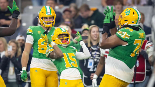 Oregon Ducks wide receiver Tez Johnson (15) celebrates with offensive lineman Steven Jones (74) and tight end Patrick Herbert