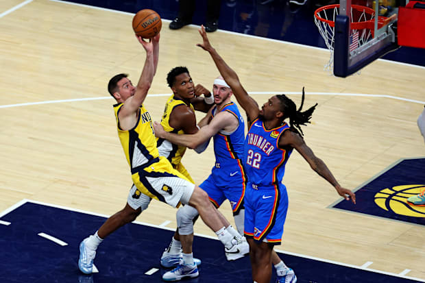 T.J. McConnell shoots the ball against Cason Wallace.