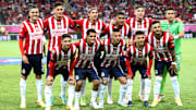 El once inicial de Chivas que venció a los Pumas.