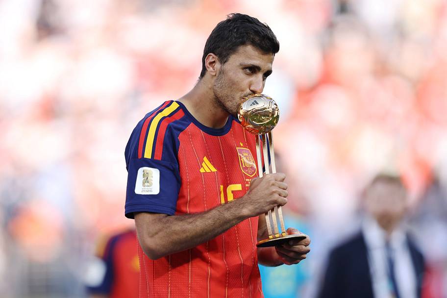 Rodri kissing the trophy.