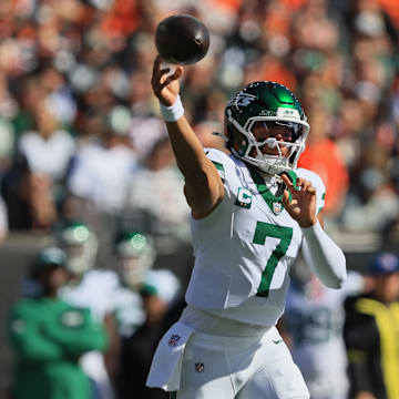 Oct 26, 2025; Cincinnati, Ohio, USA; New York Jets quarterback Justin Fields (7) of the New York Jets throws the ball during the game against the Cincinnati Bengals during the first quarter at Paycor Stadium. Mandatory Credit: Katie Stratman-Imagn Images