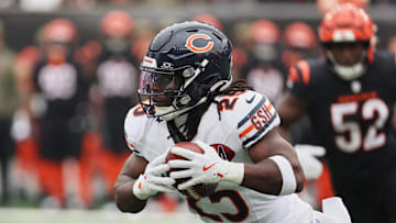 Nov 2, 2025; Cincinnati, Ohio, USA; Chicago Bears running back Kyle Monangai (25) runs with the ball against Cincinnati Bengals defensive end Cedric Johnson (52) during the first quarter at Paycor Stadium. 