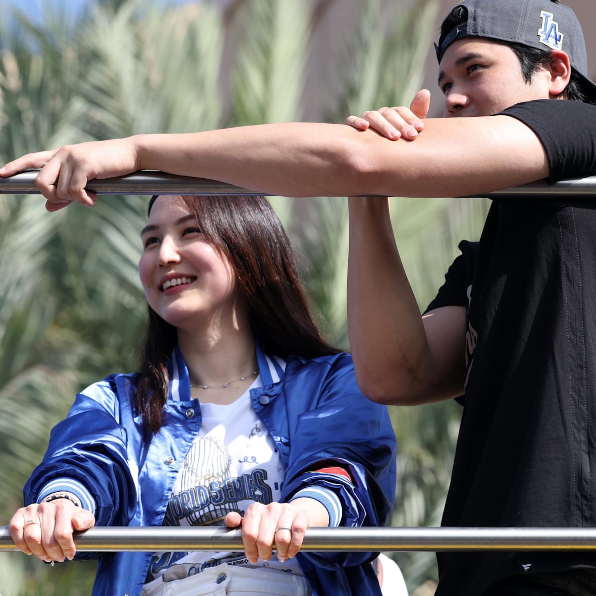 Shohei Ohtani, wife Mamiko have epic couple's pose with Dodgers World Series trophies