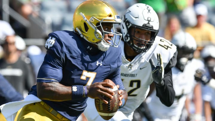 Sep 15, 2018; South Bend, IN, USA; Notre Dame Fighting Irish quarterback Brandon Wimbush (7) runs the ball as Vanderbilt Commodores linebacker Kenny Hebert (42) defends in the second quarter at Notre Dame Stadium. 