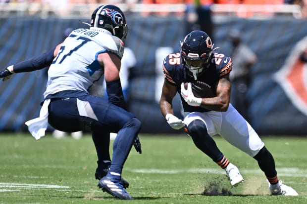 Chicago Bears running back Trestan Ebner (25) carries the ball as Tennessee Titans linebacker Luke Gifford (57)