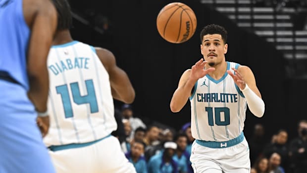 The guardian of Charlotte Hornets Josh Green (10) passes against the goalkeeper of the Clippers James Harden (1) during the first half at Intuit Dom
