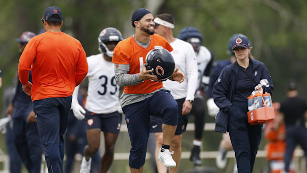 Jun 3, 2025; Lake Forest, IL, USA; Chicago Bears quarterback Caleb Williams (18) warms up during minicamp at Halas Hall. Mand