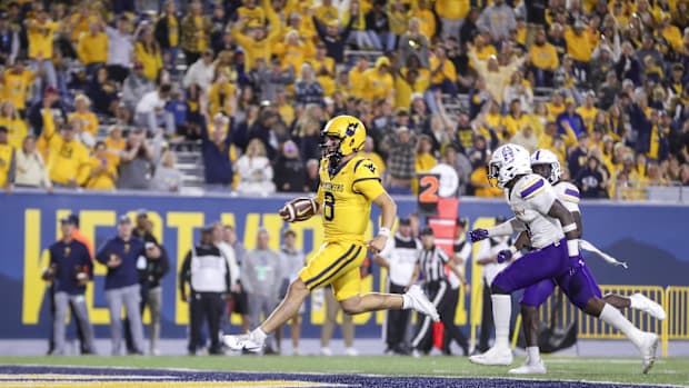 West Virginia Mountaineers quarterback Nicco Marchiol (8) runs the ball for a touchdown