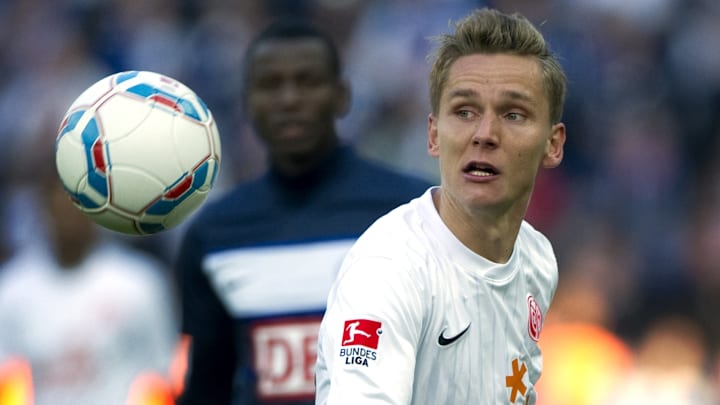 Mainz' defender Niko Bungert eyes the ba