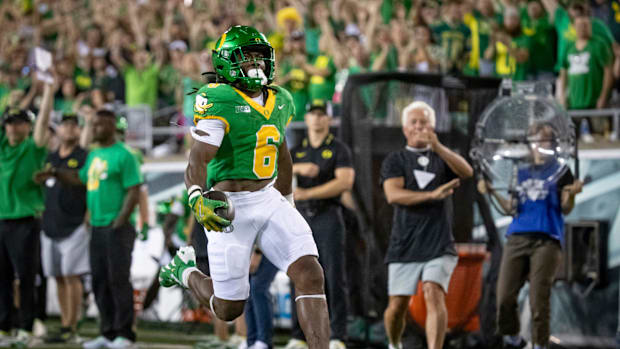 Oregon running back Noah Whittington carries the ball 100-yards as the Oregon Ducks host the Boise State Broncos