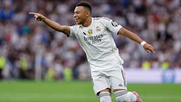 Na comemoração do gol, Mbappé fez questão de agradecer ao "garçom" Vini Jr, que voltou a ser titular