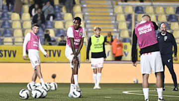 Alfie Devine and Luka Vuskovic warming up pre game 
