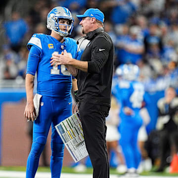Jared Goff talks to Dan Campbell.