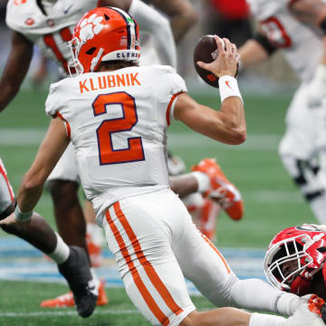 Georgia linebacker Jalon Walker (11) sacks Clemson quarterback Cade Klubnik (2) during the second half of the NCAA Aflac Kickoff Game in Atlanta, on Saturday, Aug. 31, 2024.