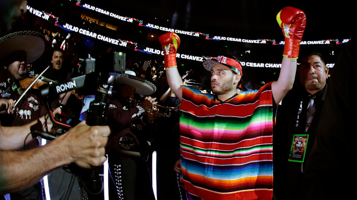 Julio César Chávez Jr., en su camino al ring antes de enfrentar a Jake Paul en el Honda Center de Anaheim, una noche que marcó un punto de quiebre en su carrera profesional. Julio César Chávez Jr., en su camino al ring antes de enfrentar a Jake Paul en el Honda Center de Anaheim, una noche que marcó un punto de quiebre en su carrera profesional.