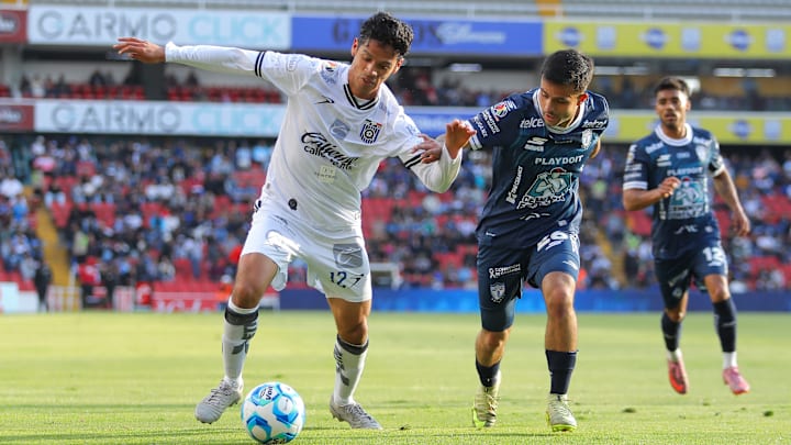 Acción del partido entre Querétaro y Pachuca durante la Jornada 4 del torneo Clausura 2026 de la Liga MX, disputado en el Estadio La Corregidora.