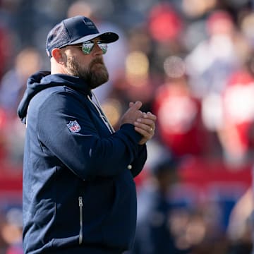 New York Giants head coach Brian Daboll watches his team warmup during a week 9 game against the San Francisco 49ers at MetLife Stadium.