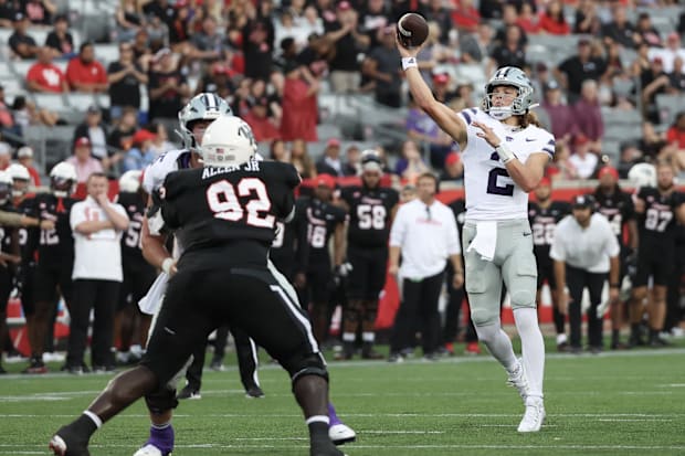 Kansas State quarterback Avery Johnson throwing the ball against Houston.