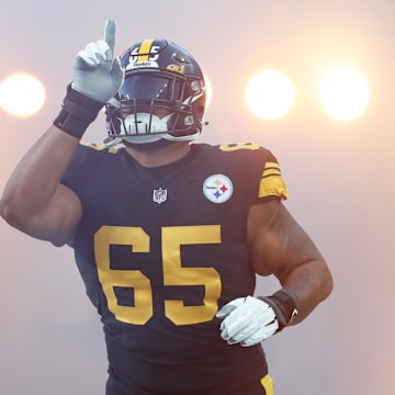 Nov 20, 2022; Pittsburgh, Pennsylvania, USA;  Pittsburgh Steelers offensive tackle Dan Moore Jr. (65) takes the field to play the Cincinnati Bengals at Acrisure Stadium. Mandatory Credit: Charles LeClaire-Imagn Images