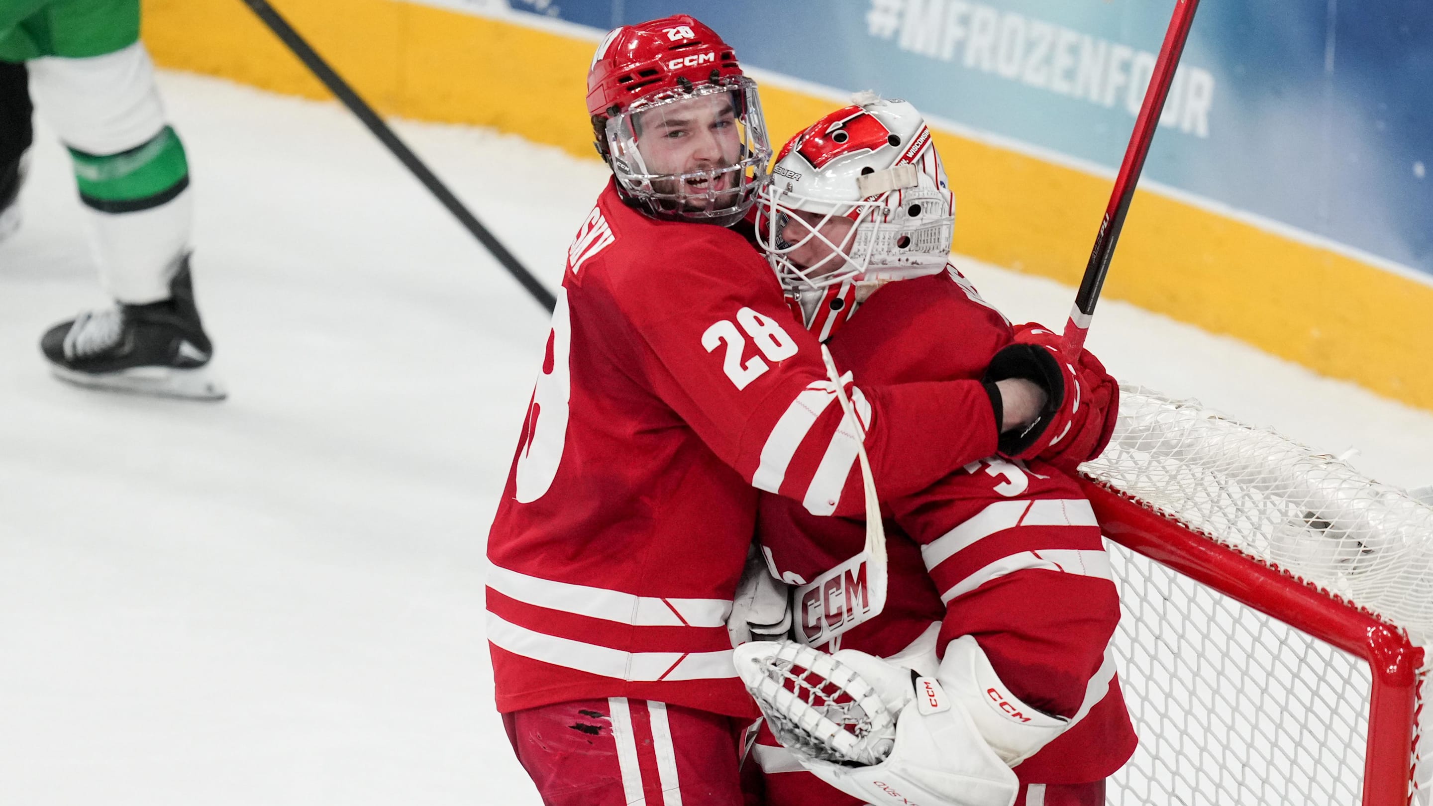 Wisconsin men’s hockey hangs on to reach national title game