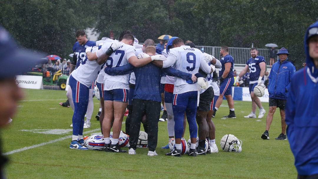 Bills linebackers huddle up together.