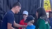 Kamil Majchrzak met the young fan whose signed hat was stolen by another fan in a viral video. 