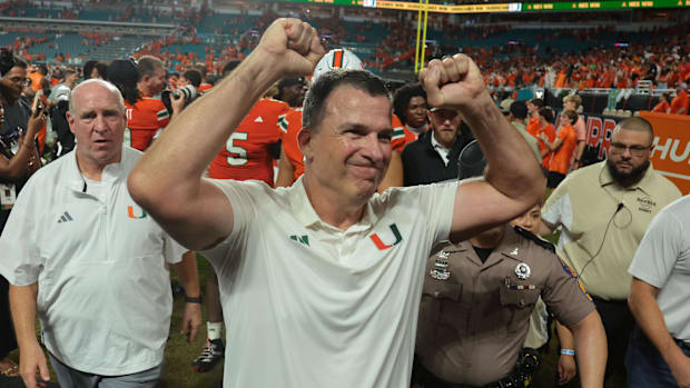 El entrenador en jefe de los Huracanes de Miami, Mario Cristobal, celebra después de derrotar al Notre Dame Fighting Irish.