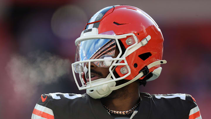 Cleveland Browns quarterback Shedeur Sanders (12)’ surveys the field