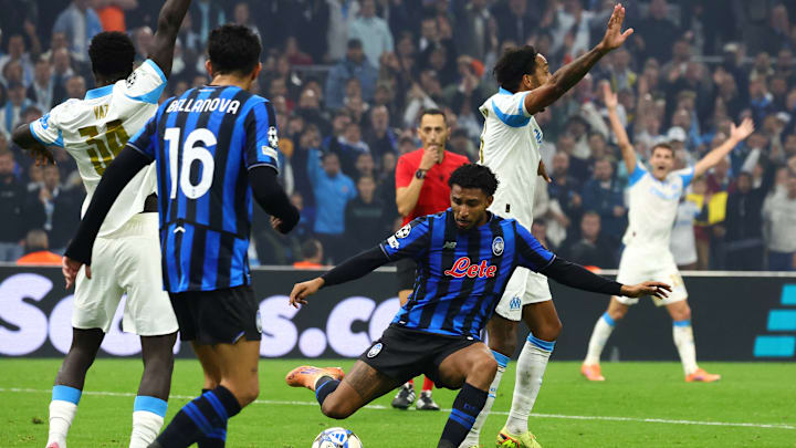 La main d'Ederson était proche de concéder un penalty. La main d'Ederson était proche de concéder un penalty.