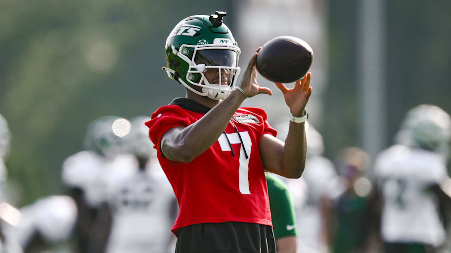 Justin Fields is struggling to find consistency during New York Jets training camp. | John Jones-Imagn Images