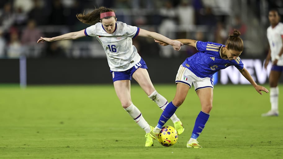 Rose Lavelle (16) and Italy midfielder Manuela Giugliano (6) battle for the ball.