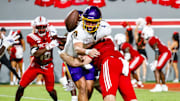 Aug 28, 2025; Raleigh, North Carolina, USA; East Carolina Pirates quarterback Katin Houser (4) passes the ball to  running back Marlon Gunn Jr. (21) during the second half of the game against North Carolina State Wolfpack at Carter-Finley Stadium. Mandatory Credit: Jaylynn Nash-Imagn Images
