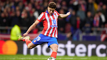 Julian Alvarez a touché deux fois le ballon sur son tir au but. 