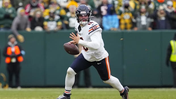 Chicago Bears quarterback Caleb Williams rushes with the football during the second quarter against the Green Bay Packers