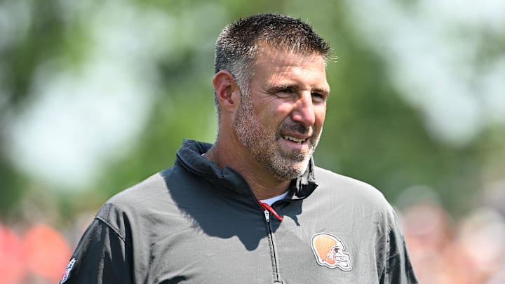 Cleveland Browns advisor Mike Vrabel watches the team during practice.