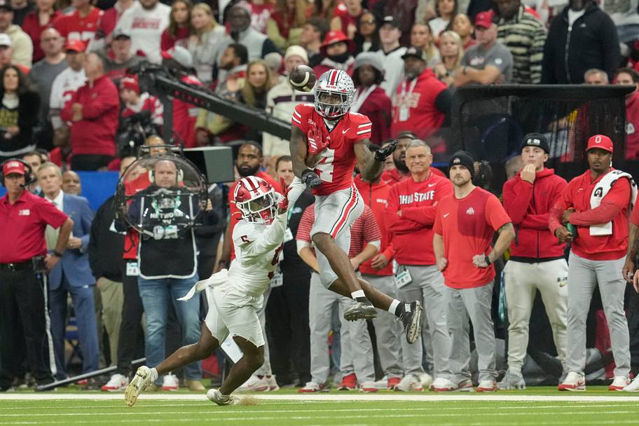 Jeremiah Smith catches a pass in front of Indiana defensive back D’Angelo Ponds in the 2025 Big Ten football championship.