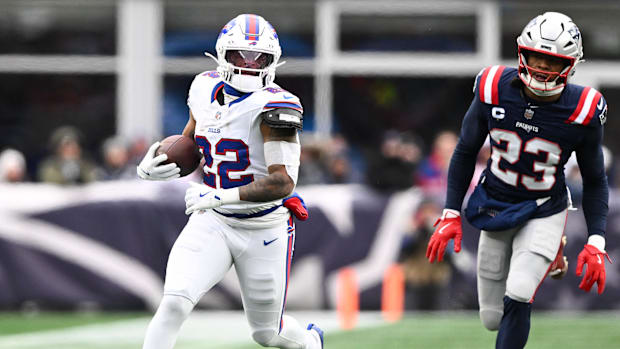 Buffalo Bills running back Ray Davis runs against the New England Patriots during the first half at Gillette Stadium