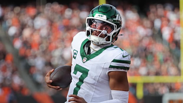 New York Jets quarterback Justin Fields matches up against the Browns in Week 10. 