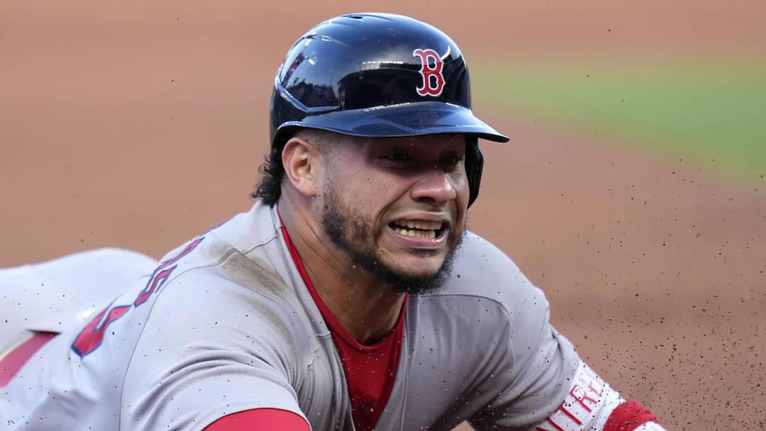 Boston Red Sox first baseman Willson Contreras (40).