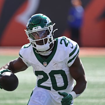 Oct 26, 2025; Cincinnati, Ohio, USA; New York Jets running back Breece Hall (20) runs with the ball during the second quarter against the Cincinnati Bengals at Paycor Stadium. Mandatory Credit: Joseph Maiorana-Imagn Images