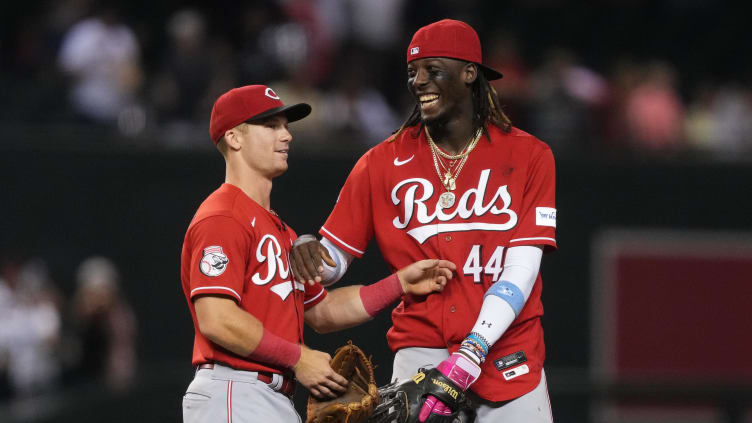 Cincinnati Reds second baseman Matt McLain (9) and Elly De La Cruz