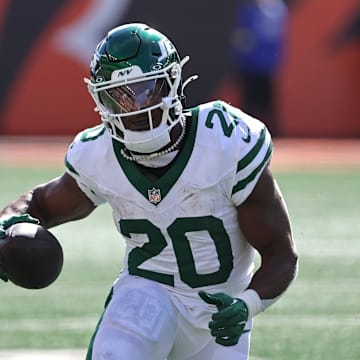 Oct 26, 2025; Cincinnati, Ohio, USA; New York Jets running back Breece Hall (20) runs with the ball during the second quarter against the Cincinnati Bengals at Paycor Stadium. Mandatory Credit: Joseph Maiorana-Imagn Images
