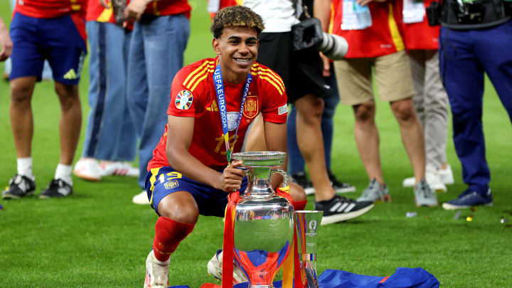 Lamine Yamal posando con el trofeo de la Eurocopa 2024